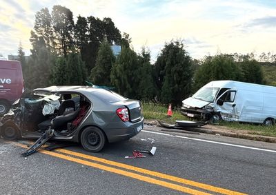 Motorista e adolescente de 13 anos sofreram ferimentos graves. Condutor do outro ve&iacute;culo teve les&otilde;es aparentemente leves.