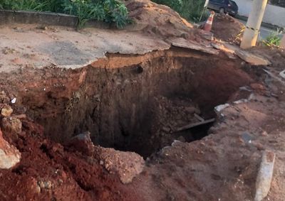 Situa&ccedil;&atilde;o causa apreens&atilde;o em moradores devido aos riscos para pedestres, motoristas e crian&ccedil;as que circulam pelo local