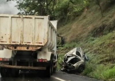 Informa&ccedil;&otilde;es iniciais d&atilde;o conta de que carro e caminh&atilde;o teriam colidido frontalmente