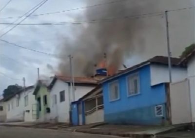 Imagens de c&acirc;mera de seguran&ccedil;a teriam registrado o suspeito entrando e saindo do im&oacute;vel antes do fogo