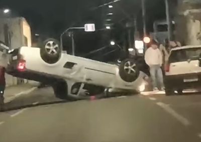 Uma Montana atingiu a traseira de um Palio estacionado antes de tombar na Rua Capit&atilde;o Cirilo, pr&oacute;ximo &agrave; Santa Casa