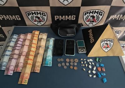 A&ccedil;&atilde;o resultou na apreens&atilde;o de por&ccedil;&otilde;es de maconha, coca&iacute;na e crack, al&eacute;m de dinheiro e uma balan&ccedil;a de precis&atilde;o