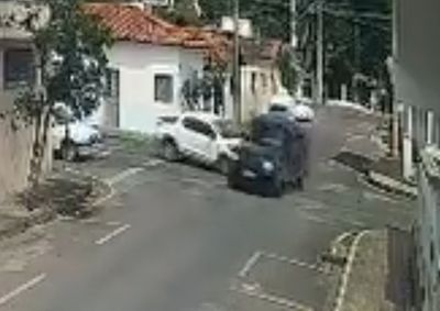 Duas caminhonetes colidiram na regi&atilde;o da Vila Mosconi