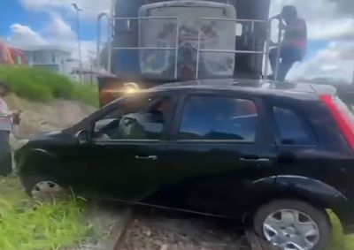 Autom&oacute;vel, que era conduzido por uma idosa, ficou bastante danificado