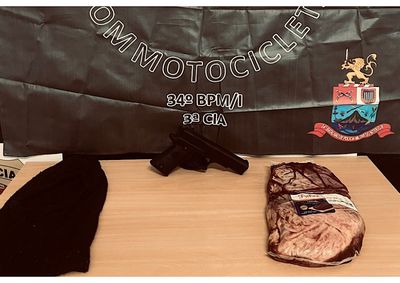 Suspeito foi localizado pela PM na regi&atilde;o central com o produto furtado, um simulacro de arma e uma balaclava dentro da bolsa