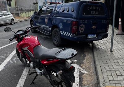 Ve&iacute;culo furtado foi localizado pela GCM com apoio do COI e da ROMU ap&oacute;s ser identificado circulando sem placa