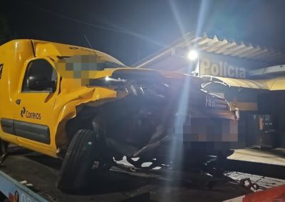 Carro havia sido furtado horas antes em Atibaia e foi encontrado ap&oacute;s acidente na Dom Pedro I; suspeita fugiu para uma &aacute;rea de mata