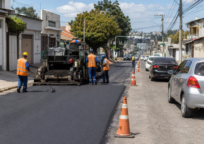 Servi&ccedil;o foi solicitado ap&oacute;s fiscaliza&ccedil;&atilde;o identificar desgaste na pista; trabalhos devem ser conclu&iacute;dos at&eacute; sexta-feira (31)