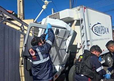 V&iacute;tima foi resgatada pelo SAMU e Corpo de Bombeiros ap&oacute;s acidente, na manh&atilde; desta ter&ccedil;a-feira (21)