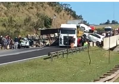 Colis&atilde;o envolvendo sete ve&iacute;culos deixa dois feridos graves, bloqueia totalmente e provoca longo congestionamento.