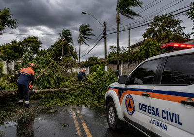 Rajadas provocaram ocorr&ecirc;ncias em diferentes pontos da cidade; popula&ccedil;&atilde;o deve evitar &aacute;reas de risco e acompanhar os alertas oficiais