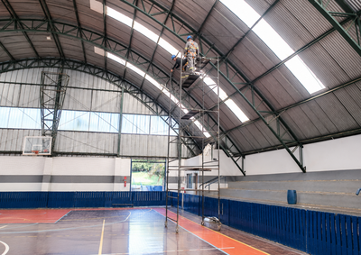 Melhoria incluiu troca de refletores e renova&ccedil;&atilde;o da parte el&eacute;trica para ampliar a seguran&ccedil;a de atletas e alunos que utilizam o espa&ccedil;o &agrave; noite