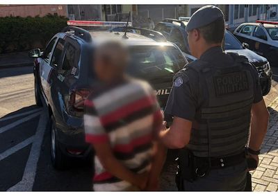 Suspeito foi localizado no bairro Rio Abaixo ap&oacute;s den&uacute;ncia; al&eacute;m da arma, quatro muni&ccedil;&otilde;es foram apreendidas pela Pol&iacute;cia Militar