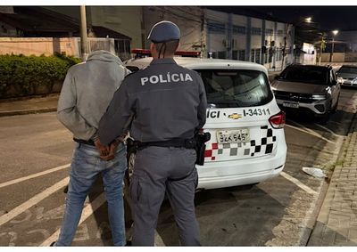 Suspeito tinha dois mandados de pris&atilde;o em aberto e foi localizado ap&oacute;s fugir para uma &aacute;rea de mata durante patrulhamento.