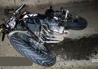 Passageira estava na garupa de uma moto que caiu na pista; poss&iacute;vel ve&iacute;culo envolvido teria deixado o local sem prestar socorro