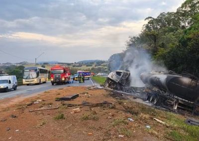Batida aconteceu no sentido S&atilde;o Paulo e chegou a provocar 11 quil&ocirc;metros de congestionamento na manh&atilde; desta segunda (31)