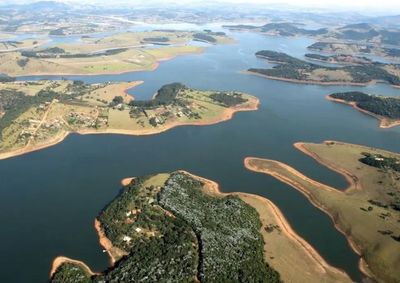 Com os reservat&oacute;rios abaixo do n&iacute;vel registrado no mesmo per&iacute;odo do ano passado, algumas regi&otilde;es da cidade j&aacute; enfrentam baixa press&atilde;o no abastecimento
