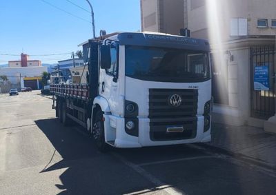 Ve&iacute;culo carregado com chapas de metal estava com placas de outro caminh&atilde;o e foi localizado no acesso entre as rodovias Fern&atilde;o Dias e Dom Pedro I