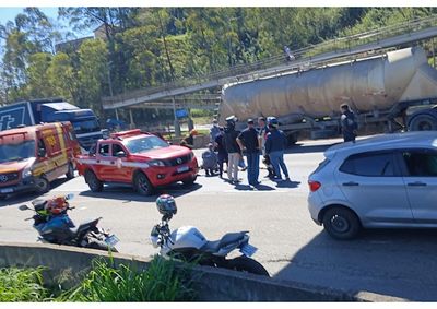 Acidente foi registrado no sentido S&atilde;o Paulo e provocou congestionamento para motoristas que deixavam Atibaia durante a tarde
