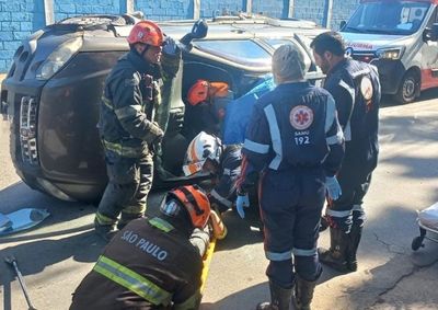 V&iacute;tima foi retirada do ve&iacute;culo por equipes de resgate e encaminhada  para atendimento m&eacute;dico
