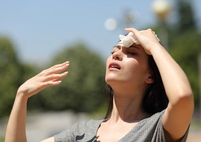 Dia come&ccedil;ou com temperatura amena, mas calor ganha for&ccedil;a ao longo das horas; per&iacute;odo da tarde tamb&eacute;m exige aten&ccedil;&atilde;o com o tempo seco