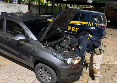 Fiscaliza&ccedil;&atilde;o come&ccedil;ou ap&oacute;s policiais perceberem uma irregularidade durante a passagem do ve&iacute;culo pela rodovia na noite de segunda-feira (24)