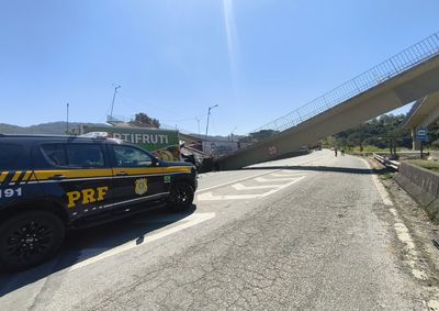 Trecho foi parcialmente liberado no sentido S&atilde;o Paulo ap&oacute;s retirada da viga; congestionamento chega a 23 km