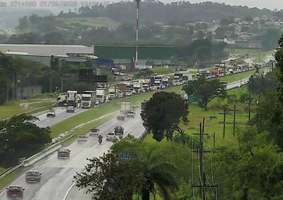 Faixa da direita est&aacute; interditada no km 72, no sentido Campinas; n&atilde;o h&aacute; registro de feridos