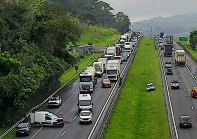 Ocorr&ecirc;ncia aconteceu nesta quarta-feira (9), no km 105, no sentido Campinas; n&atilde;o houve v&iacute;timas