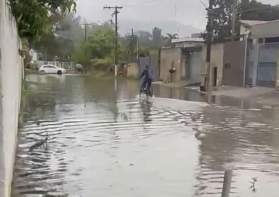 Moradores de diferentes bairros registraram pontos de alagamento durante a chuva deste s&aacute;bado em Atibaia
