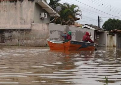&Aacute;gua continua alta em bairros de Atibaia nesta segunda-feira (14), ap&oacute;s chuva intensa desde o fim de semana; Defesa Civil monitora &aacute;reas de risco