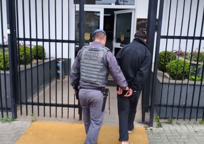 V&iacute;tima sofreu um corte no rosto e foi levada &agrave; Santa Casa; suspeito foi localizado em frente &agrave; resid&ecirc;ncia e permaneceu preso.