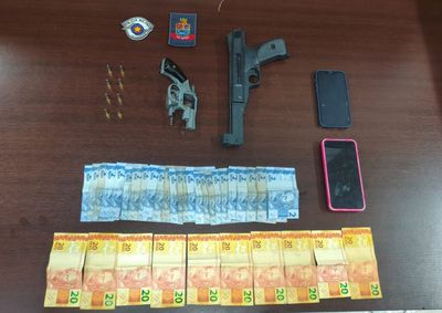 Suspeitos foram localizados em diferentes endere&ccedil;os ap&oacute;s o ve&iacute;culo usado nos crimes ser identificado pelo monitoramento da cidade
