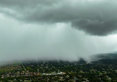 Aviso do INMET prev&ecirc; chuva forte, ventos de at&eacute; 100 km/h e possibilidade de granizo; 