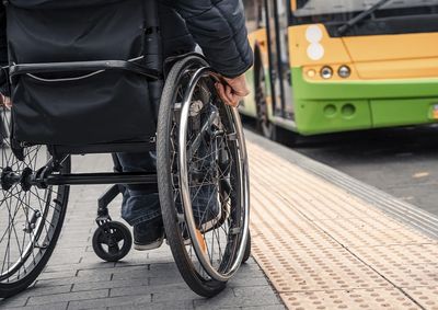 Credenciais s&atilde;o obrigat&oacute;rias para o uso das vagas reservadas; idosos e pessoas com defici&ecirc;ncia tamb&eacute;m t&ecirc;m direito &agrave; gratuidade no transporte coletivo