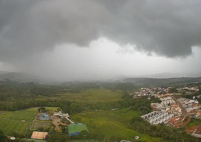 Previs&atilde;o indica temperaturas de at&eacute; 27&deg;C no fim de semana prolongado; INMET alerta para chuva intensa, ventos fortes e risco de alagamentos