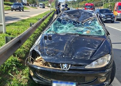 Mulher ficou ferida e foi encaminhada &agrave; Santa Casa de Atibaia; carro levava quatro ocupantes no momento do acidente 