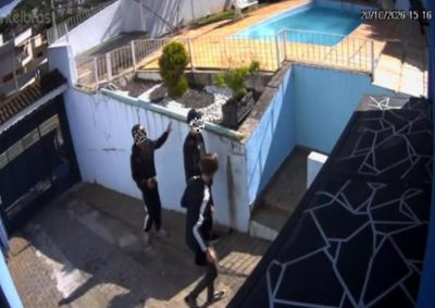 Fam&iacute;lia relata que suspeitos levaram dinheiro e rel&oacute;gios e agrediram uma pastora-alem&atilde;o durante a invas&atilde;o; pol&iacute;cia investiga o caso