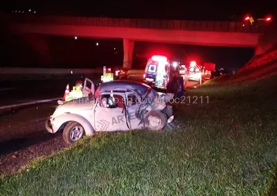 Acidente entre uma caminhonete e um Fusca aconteceu por volta das 21h15 de quinta-feira (1&ordm;)
