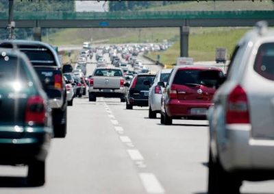 Motoristas devem enfrentar maior movimento a partir desta sexta-feira (9), com picos previstos &agrave; tarde e na manh&atilde; de s&aacute;bado; 