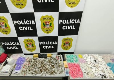 A&ccedil;&atilde;o da ROMU ocorreu no bairro do Caetetuba, na tarde de quinta-feira (22); agentes tamb&eacute;m encontraram balan&ccedil;as de precis&atilde;o, celulares e dinheiro