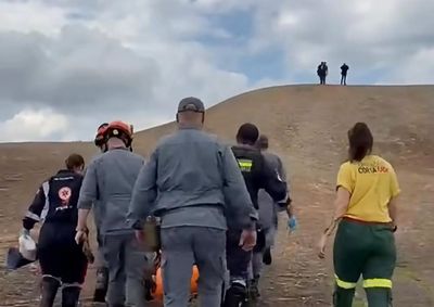 Mulher foi socorrida por equipes de emerg&ecirc;ncia e transportada pelo helic&oacute;ptero &Aacute;guia 21 ao Hospital Universit&aacute;rio S&atilde;o Francisco (HUSF)