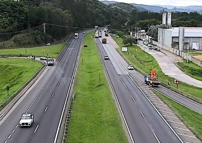 Bloqueios ocorrem nos km 72 e 79 da rodovia; motoristas devem utilizar retornos indicados para seguir viagem