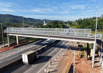 Estrutura no km 5,950 da rodovia volta a permitir a travessia de pedestres com mais seguran&ccedil;a; dois meses ap&oacute;s acidente que matou m&atilde;e e filho