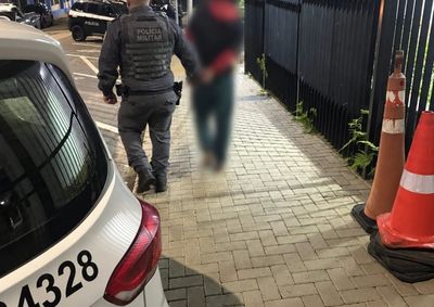 Homem de 40 anos foi preso ap&oacute;s persegui&ccedil;&atilde;o policial; motorista que conduzia o ve&iacute;culo conseguiu fugir para uma &aacute;rea de mata