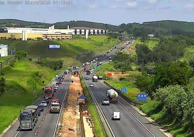 Interdi&ccedil;&atilde;o da faixa da esquerda no km 90 ocorre por obras de implanta&ccedil;&atilde;o da terceira faixa da rodovia