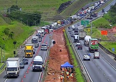 Faixa da esquerda est&aacute; interditada no km 90 para obras de implanta&ccedil;&atilde;o da terceira faixa


