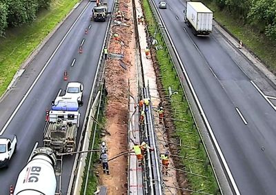Lentid&atilde;o ocorre no km 90, onde uma faixa da pista sul est&aacute; interditada para obras de implanta&ccedil;&atilde;o de faixa adicional