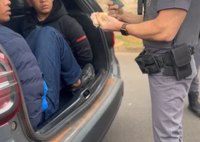 Ve&iacute;culo foi interceptado no bairro &Aacute;gua Limpa ap&oacute;s alerta do sistema de monitoramento