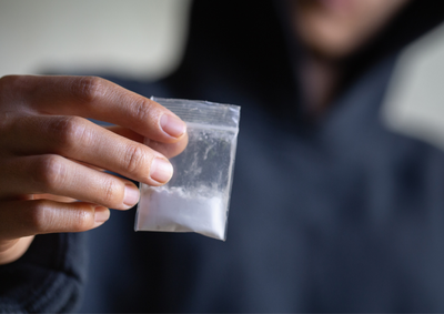 Abordagem durante patrulhamento terminou com apreens&atilde;o de nove gramas de coca&iacute;na, al&eacute;m de dinheiro e um celular; dois homens foram levados &agrave; Delegacia